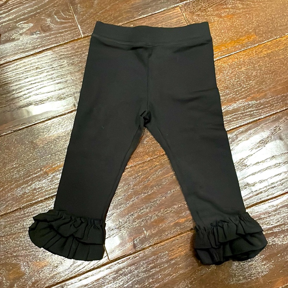 NWT Black ruffle bottom leggings